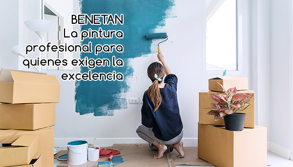 Mujer pintando pared